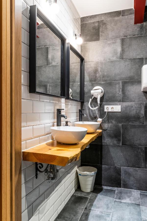 Four Rooms Hostel Lugo Εξωτερικό φωτογραφία